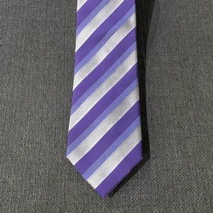 EUC Mens Hugo Boss tie. Worn only once to an event. 100% silk